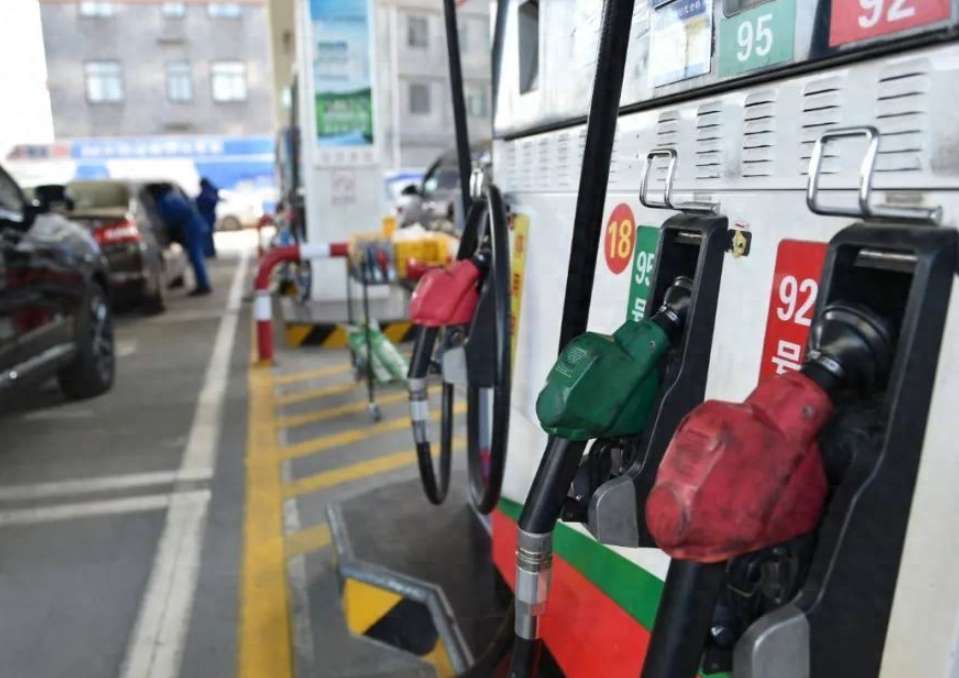 Global Oil Prices Fall, Yet China's Remain Unchanged